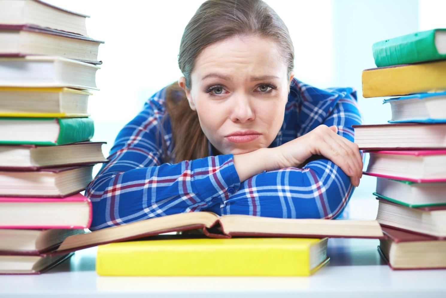 Studenten arbeiten gemeinsam an Finanzanalysen
